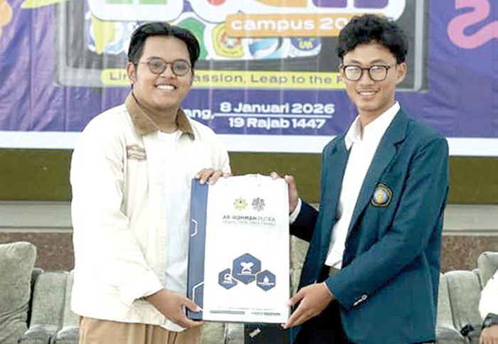 TERIMA KASIH: Muhammad Gading Setyadi mahasiswa Ilmu Hukum Universitas Brawijaya Angkatan 2022 menerima kenang-kenangan.