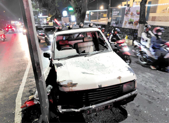 LALAI: Mobil pick up Isuzu Panther bernopol AG 9392 AJ ringsek setelah menabrak median Jalan Ir Soekarno, Kecamatan Junrejo Senin malam lalu (19/1).