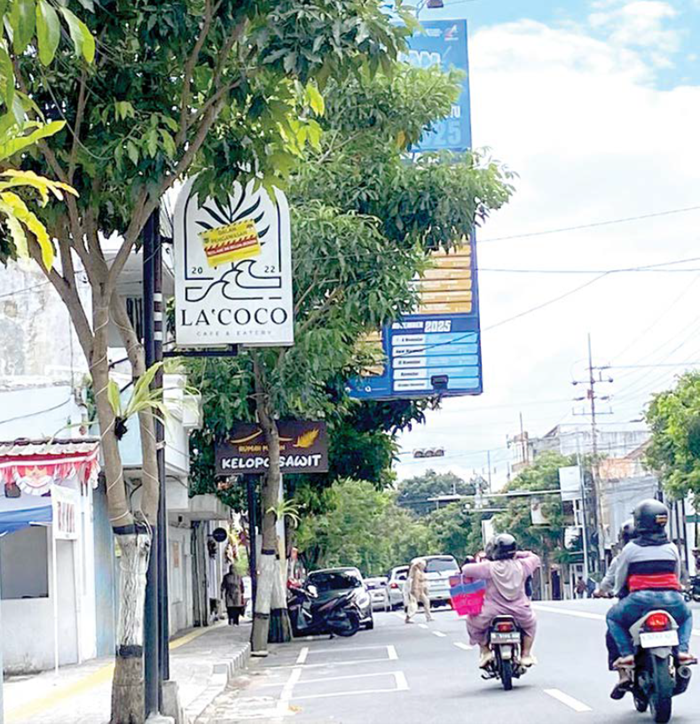 TAK BERIZIN: Reklame tetap di Jalan Panglima Sudirman ditempeli stiker karena tidak mengantongi izin.