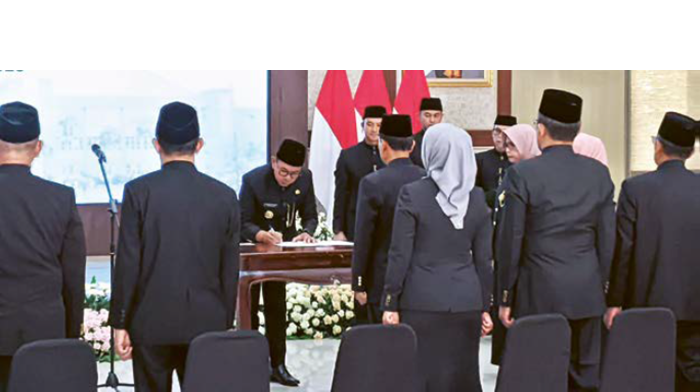 RESMI BERGANTI: Wali Kota Batu Nurochman menandatangani berita acara dalam Pelantikan JPTP di Gedung Graha Pancasila Balai Kota Among Tani Batu kemarin (21/1).