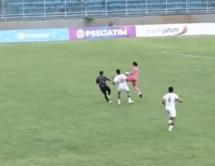 Kiper Persekam terekam melakukan tendangan kungfu ke pemain Triple S Kediri pada Kamis (22/1) dalam babak 32 besar Liga 4 Jatim. (Tangkapan layar YouTube PSSI Jatim)