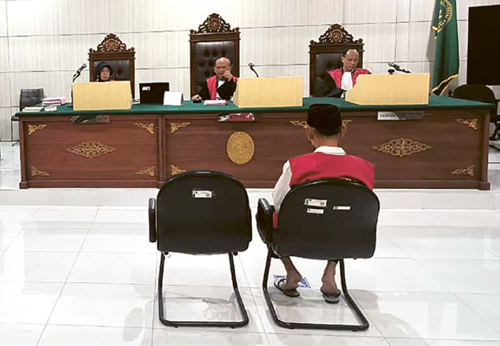 JALANI SIDANG : AMH tertunduk lesu saat menjalani sidang yang berlangsung Pengadilan Negeri (PN) Malang pada Senin lalu (19/1).