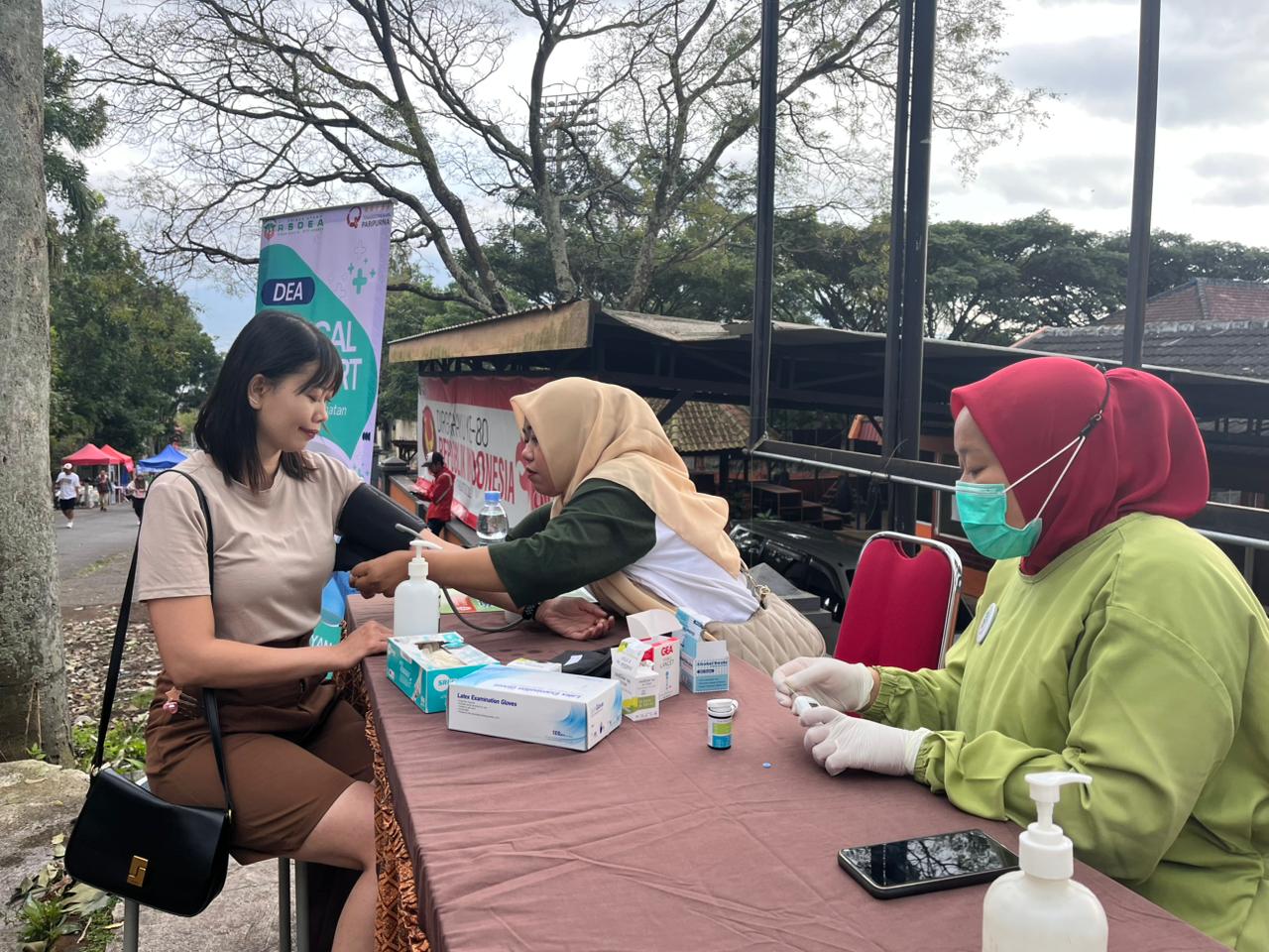 DIPERIKSA: Salah seorang pengunjung di Car Free Day (CFD) MBatu Sae menjalani pemeriksaan kesehatan gratis kemarin (25/1).