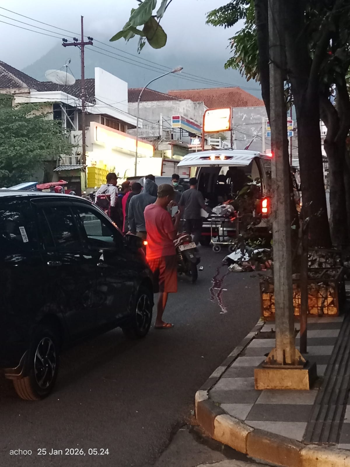 TRAGIS: Unit Gakkum Satlantas Polres Batu dan warga mengevakuasi korban kecelakaan tunggal di Jalan Raya Dewi Sartika, Kelurahan Temas, Kecamatan Batu kemarin (25/1).