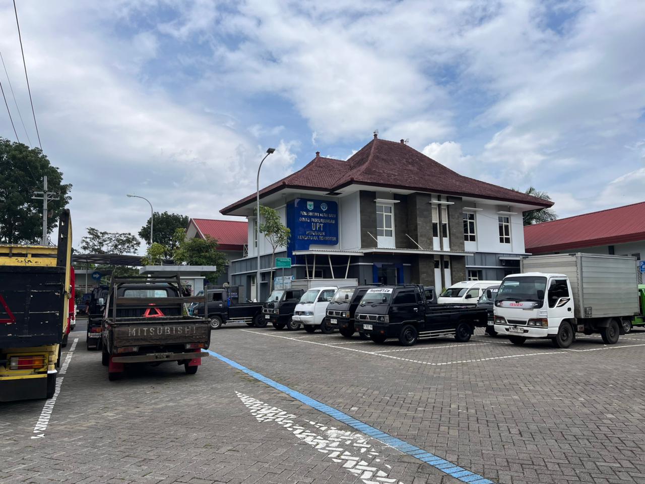 MEMBELUDAK: Kondisi antrean kendaraan yang akan menjalani Uji Kir tampak padat merayap kemarin (26/1).
