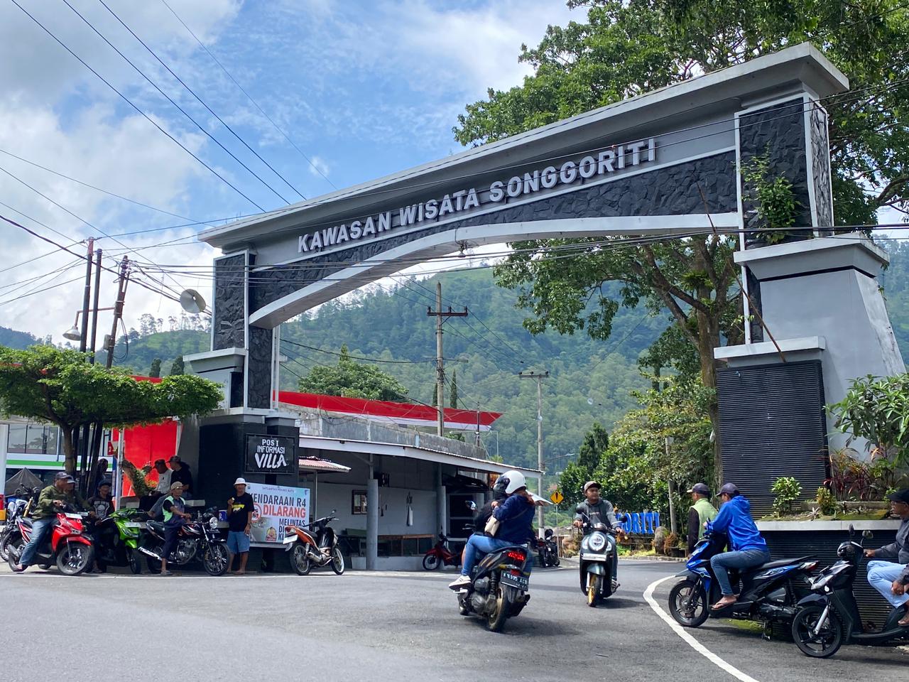 IKONIK: Beberapa wisatawan tampak memasuki kawasan wisata Songgoriti beberapa waktu lalu.