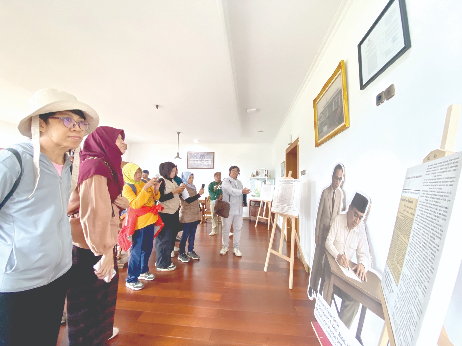 BERNILAI SEJARAH: Salah seorang tour guide menjelaskan tulisan tangan Soekarno di Vila Bima Shakti di kawasan Taman Rekreasi Selecta kemarin (27/1).