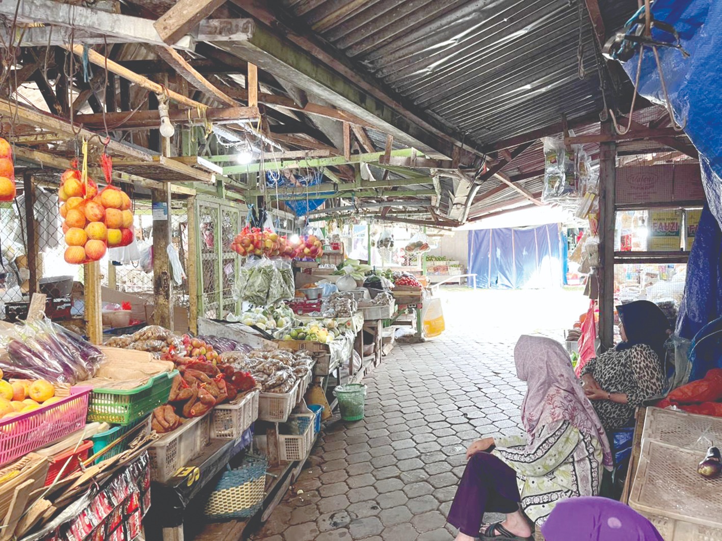 LENGANG: Pedagang buah di kawasan Pasar Wisata Songgoriti sabar menunggu pembeli datang.