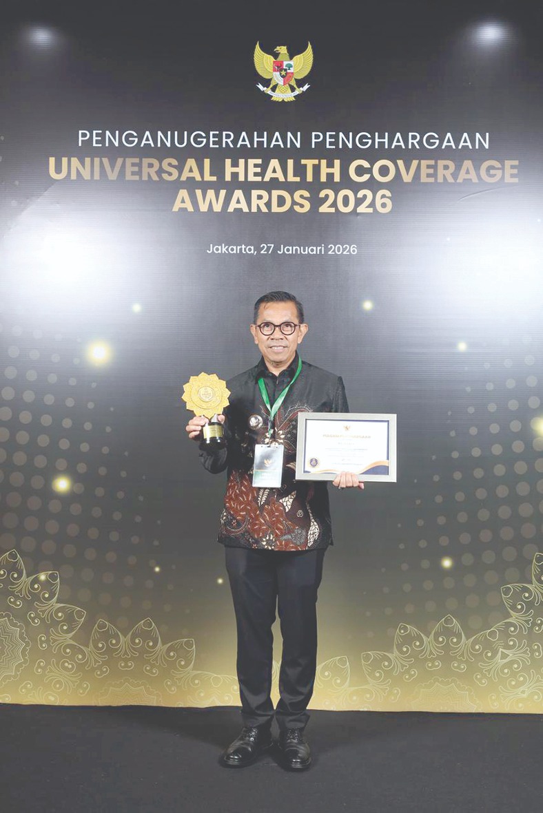 RAIH PENGHARGAAN: Wali Kota Batu Nurochman berpose usai mendapat penghargaan di Jakarta International Expo (JIExpo), Selasa lalu (27/1).