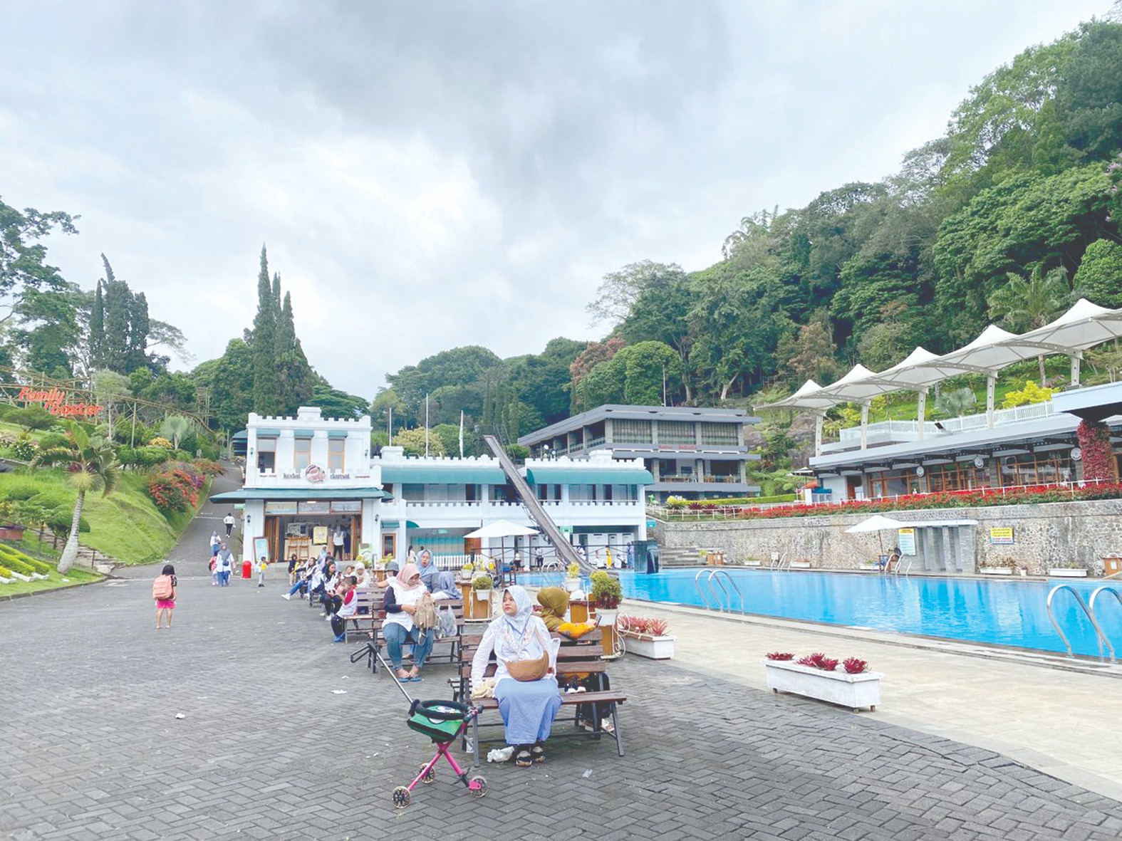 JUJUGAN WISATAWAN: Sejumlah wisatawan memadati area Taman Rekreasi Selecta pada Selasa lalu (27/1).