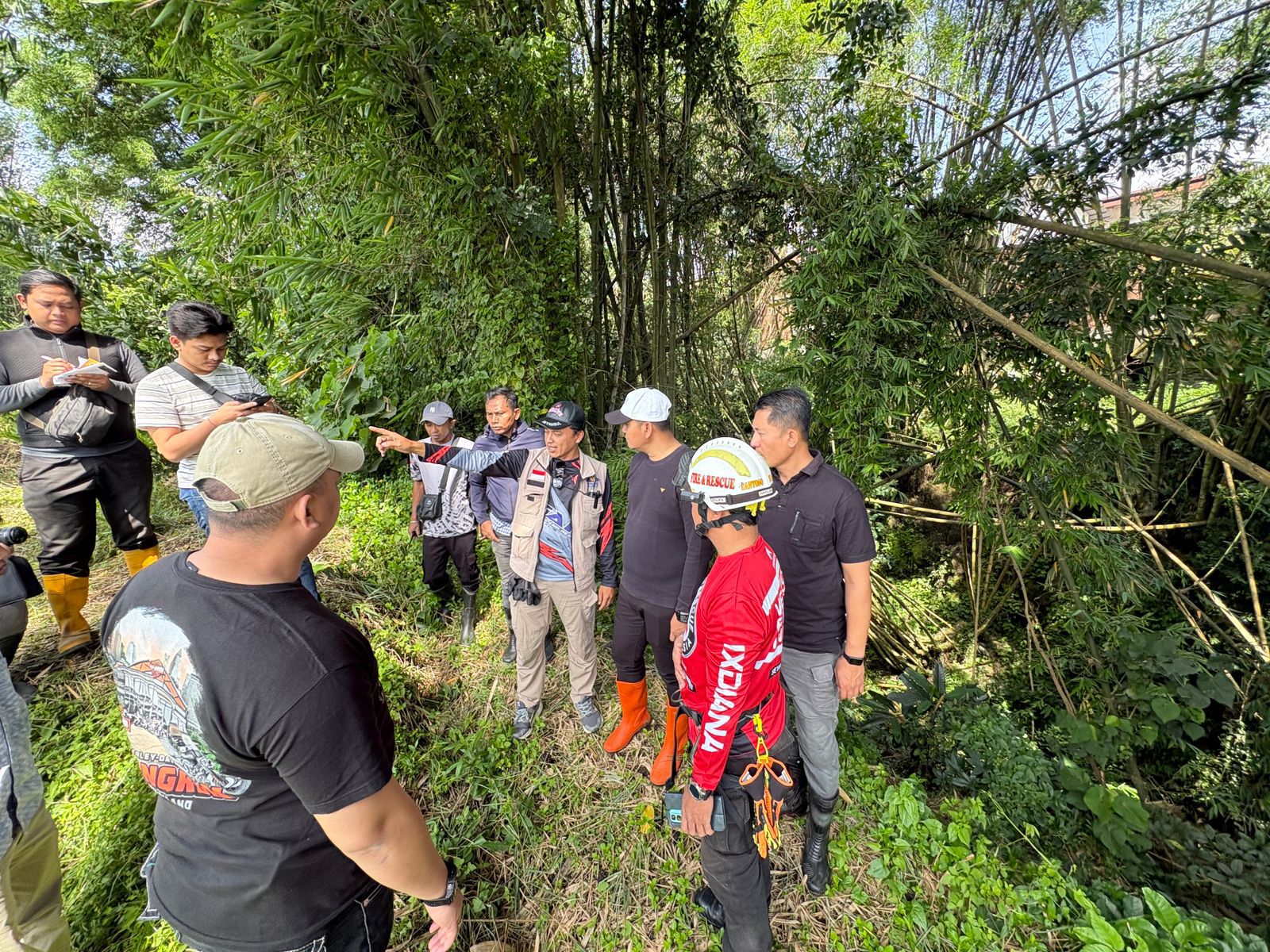 OLAH TKP: Petugas Polres Batu melakukan penyisiran area Sungai Clumprit pada Rabu (28/1) lalu. 9Polres Batu for Radar Malang)