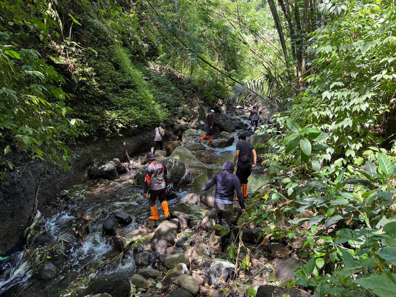 OLAH TKP: Petugas Polres Batu melakukan penyisiran area Sungai Clumprit pada Rabu (28/1) lalu. (Polres Batu for Radar Malang)