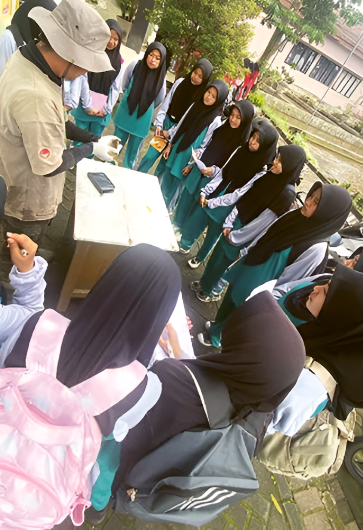 FOKUS: Siswa SMP Muhammadiyah 2 Batu mengamati karakteristik ikan air tawar di Instalasi Perikanan Budi Daya Punten, beberapa waktu lalu.