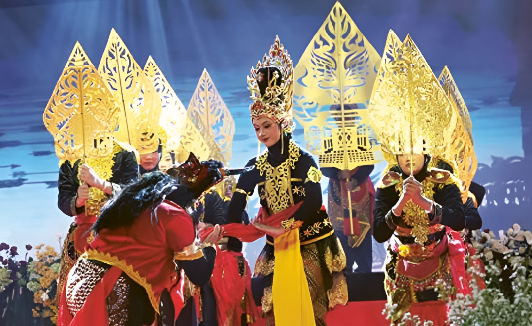 SUKSES TERSELENGGARA: Siswa SMP Muhammadiyah 08 menampilkan pertunjukan tari tradisional dalam MMB 2026 di GOR Gajah Mada Kota Batu, 24 Januari.