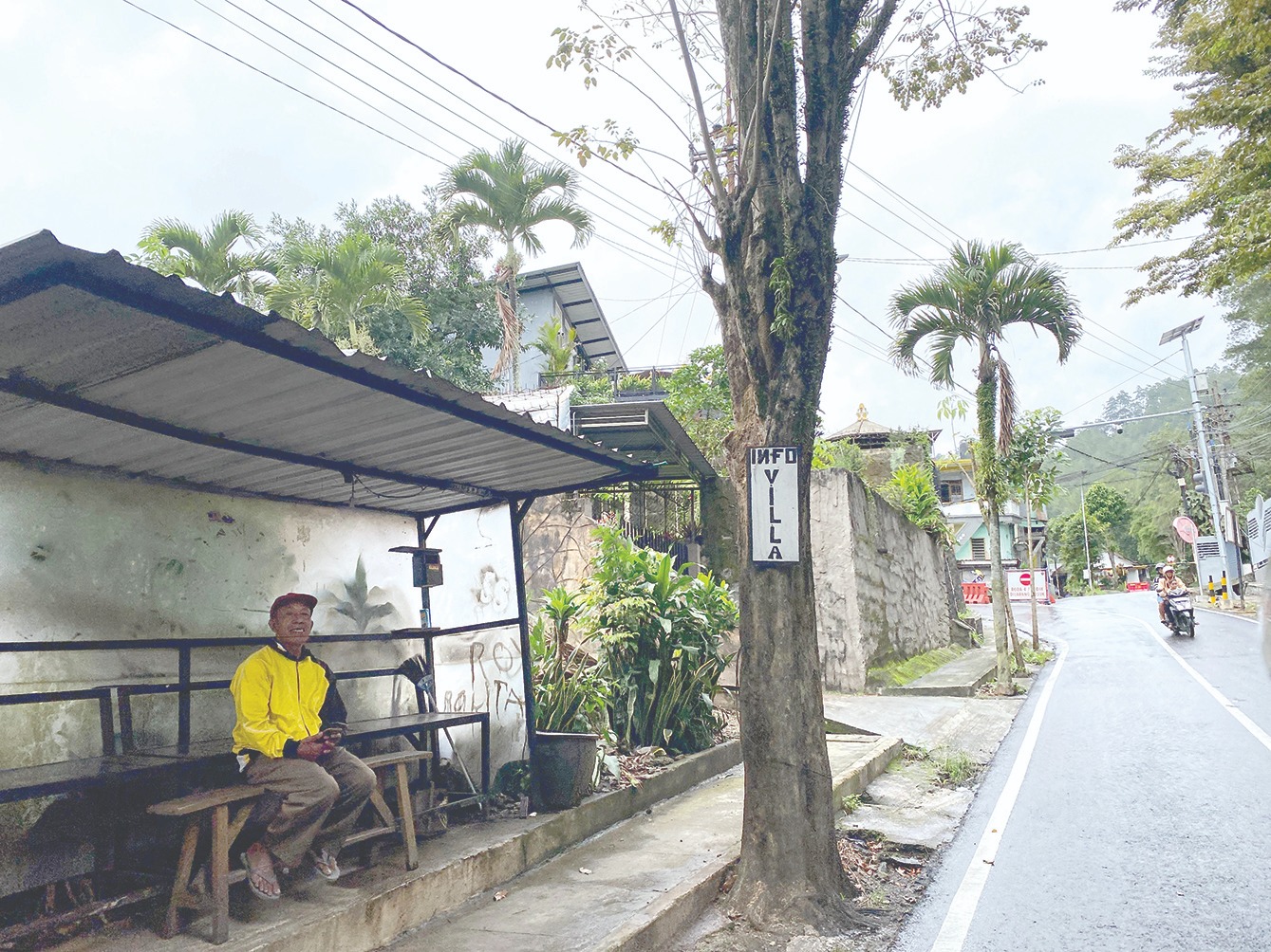 GIGIH: Pemilik vila tetap mempertahankan cara manual untuk promosi vila di Jalan Raya Songgoriti, Kelurahan Songgokerto beberapa hari lalu.