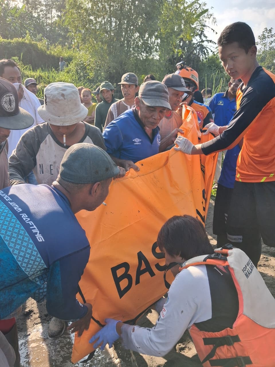 MEDAN SULIT: Proses evakuasi pemburu hewan liar yang dilaporkan hilang sejak 27 Januari lalu di aliran Sungai Konto, Kecamatan Kasembon, Kabupaten Malang kemarin (30/1).