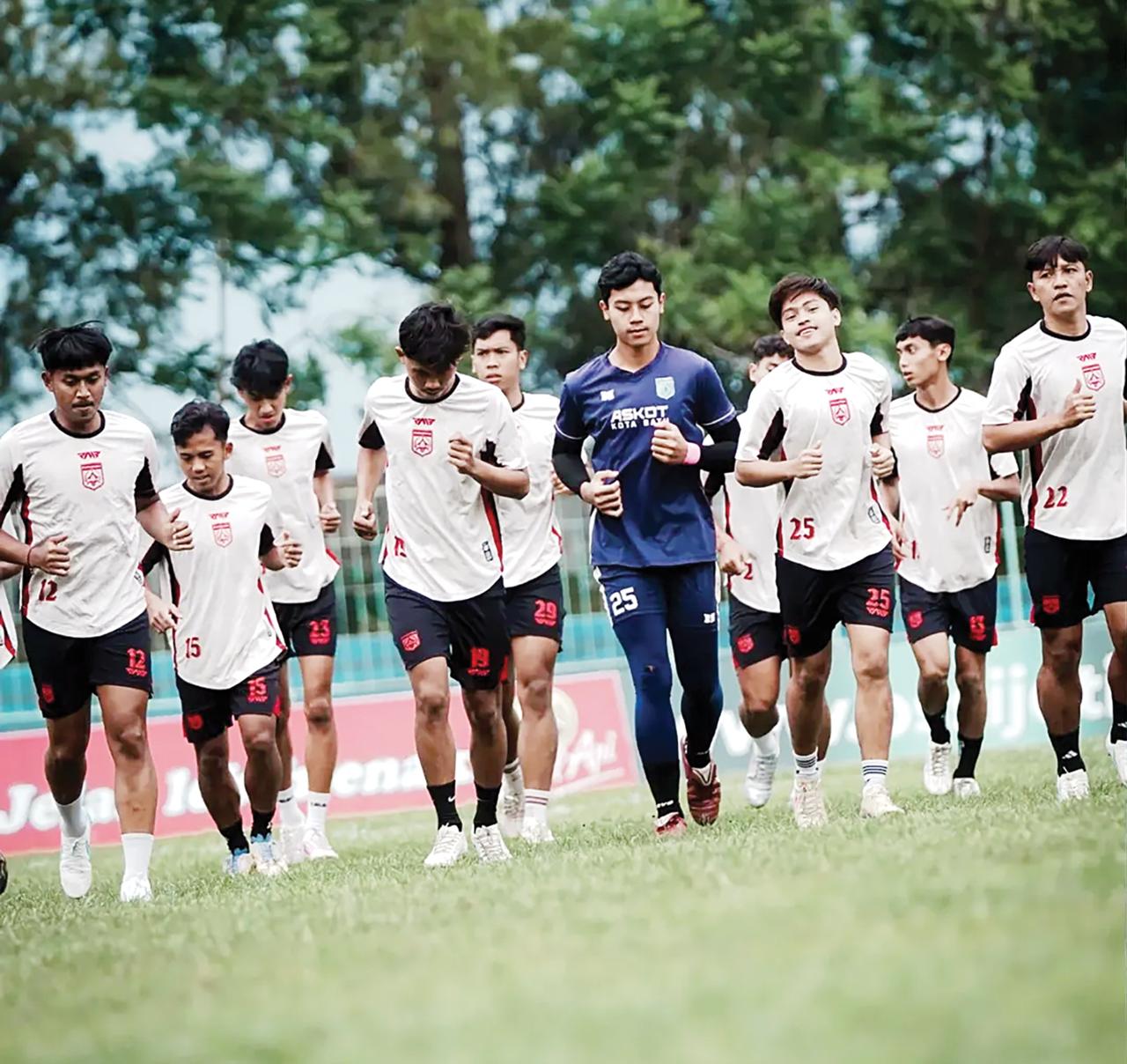 SIAP TEMPUR: Pemain Persikoba Batu menjalani sesi latihan sebagai persiapan Babak 8 Besar Liga 4 Jatim di Stadion Brantas, beberapa waktu lalu.