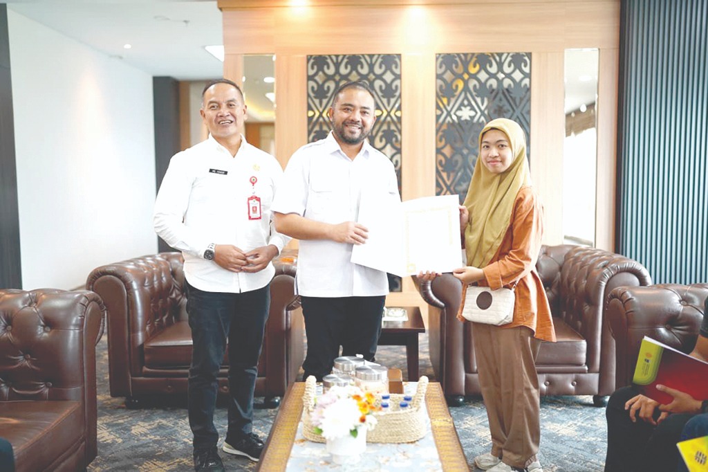 BERHASIL DIKEMBALIKAN: Wakil Wali Kota Batu Heli Suyanto mengembalikan ijazah milik pekerja yang sempat ditahan pengusaha pada 28 Januari lalu.
