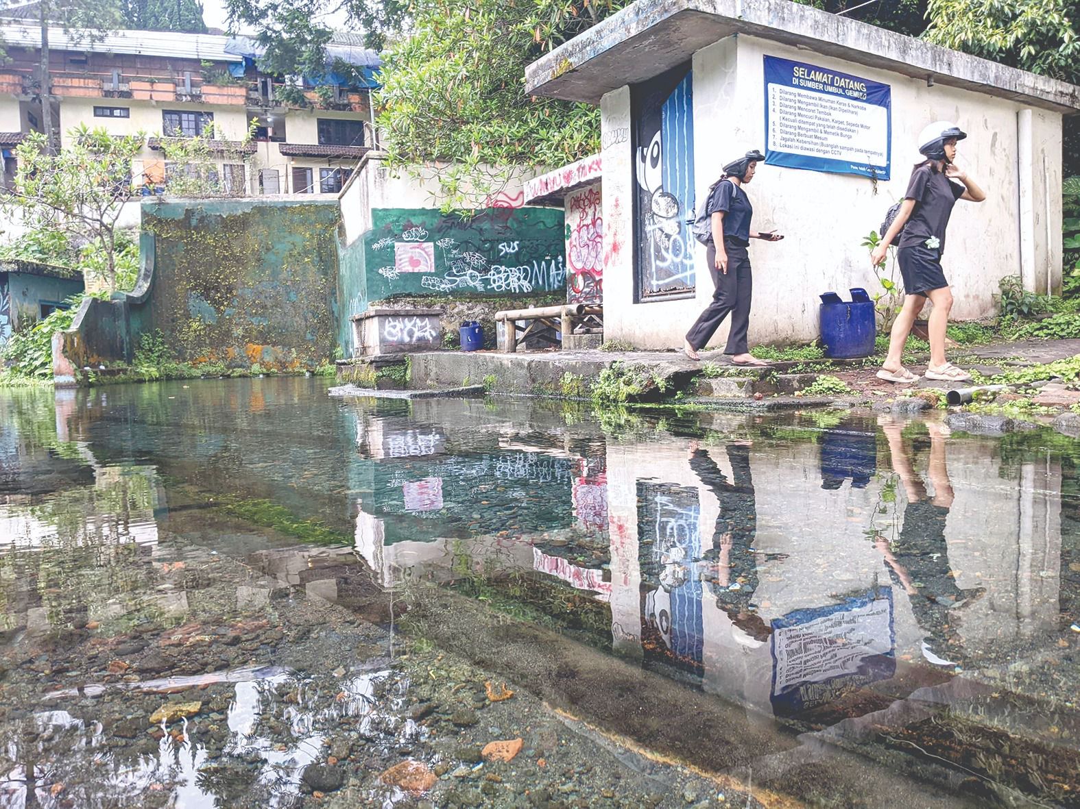 KAWASAN DILINDUNGI: Sumber Umbul Gemulo dikunjungi beberapa waktu lalu. Kini kawasan tersebut resmi dikunci sebagai area konservasi.