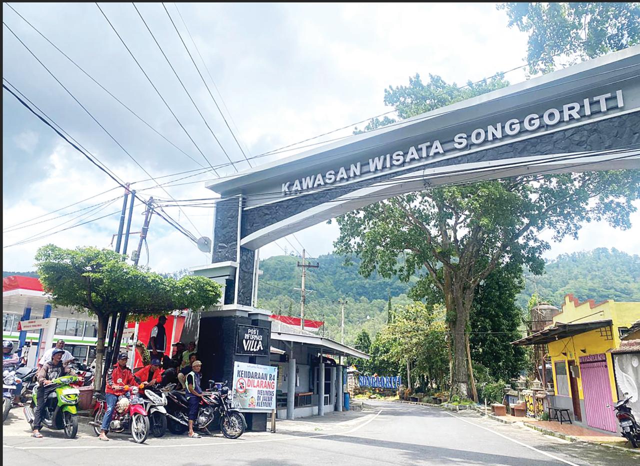 BERSEJARAH: Kawasan Candi Songgoriti tampak sepi kunjungan beberapa waktu lalu.