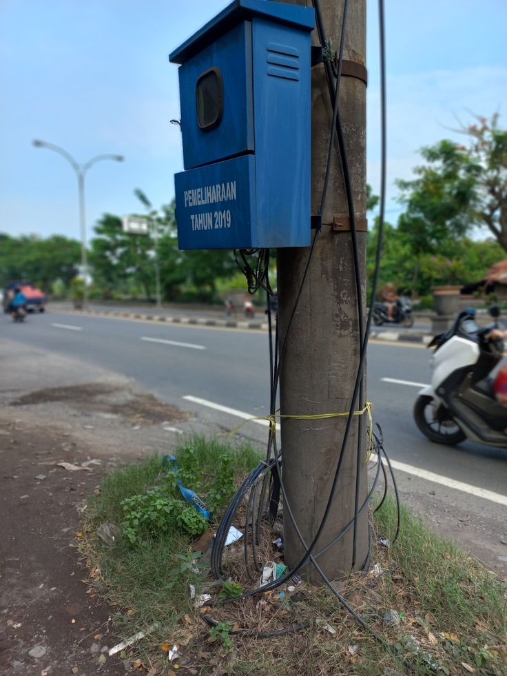Kabel listrik yang dibiarkan menjuntai dapat memicu risiko kesetrum dan kecelakaan, terutama di area yang sering tergenang air. (Pinterest@Avndibls)