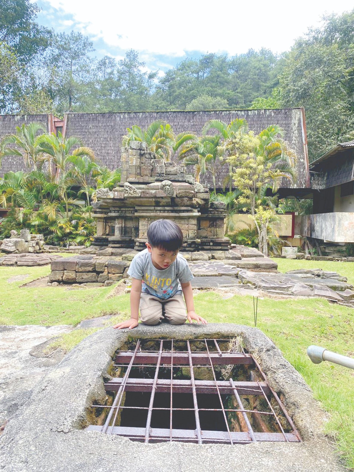LEGENDA HIDUP: Potret mata air di dekat Candi Songgoriti yang menyimpan misteri sumber tiga suhu. Meski ribuan tahun mengalir, kini debitnya mulai terancam masifnya pembangunan di sekitarnya.