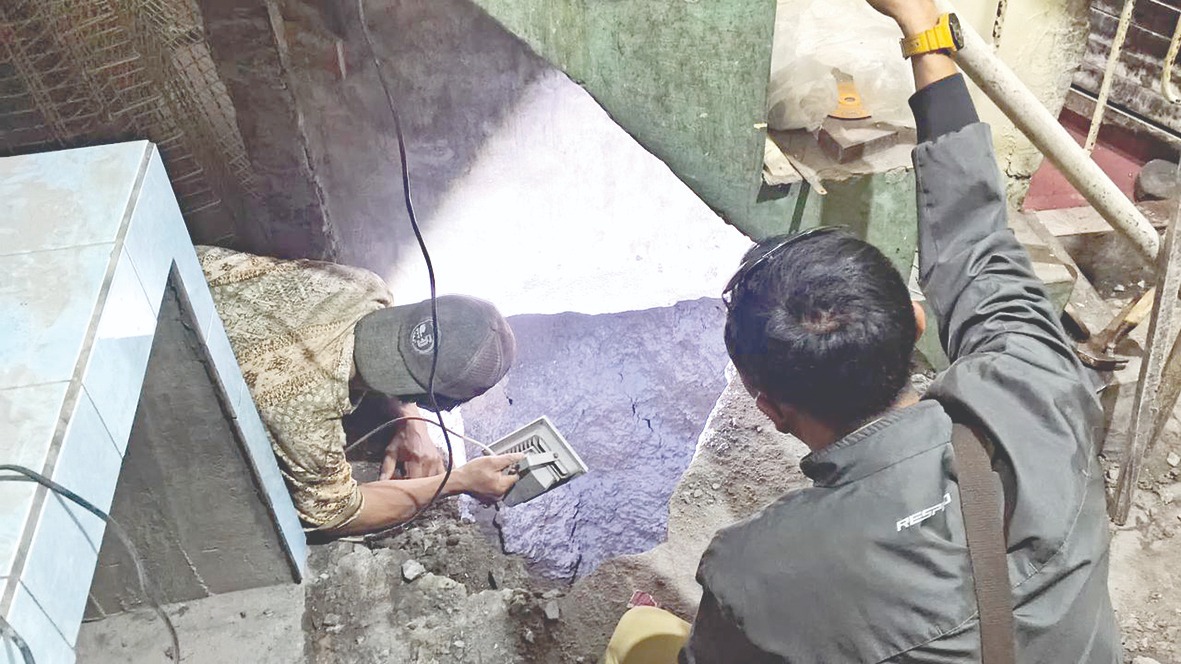 KAJI CEPAT: Tim BPBD Kota Batu mengidentifikasi tanah ambles di Kelurahan Sisir, Kecamatan Batu kemarin (2/2).
