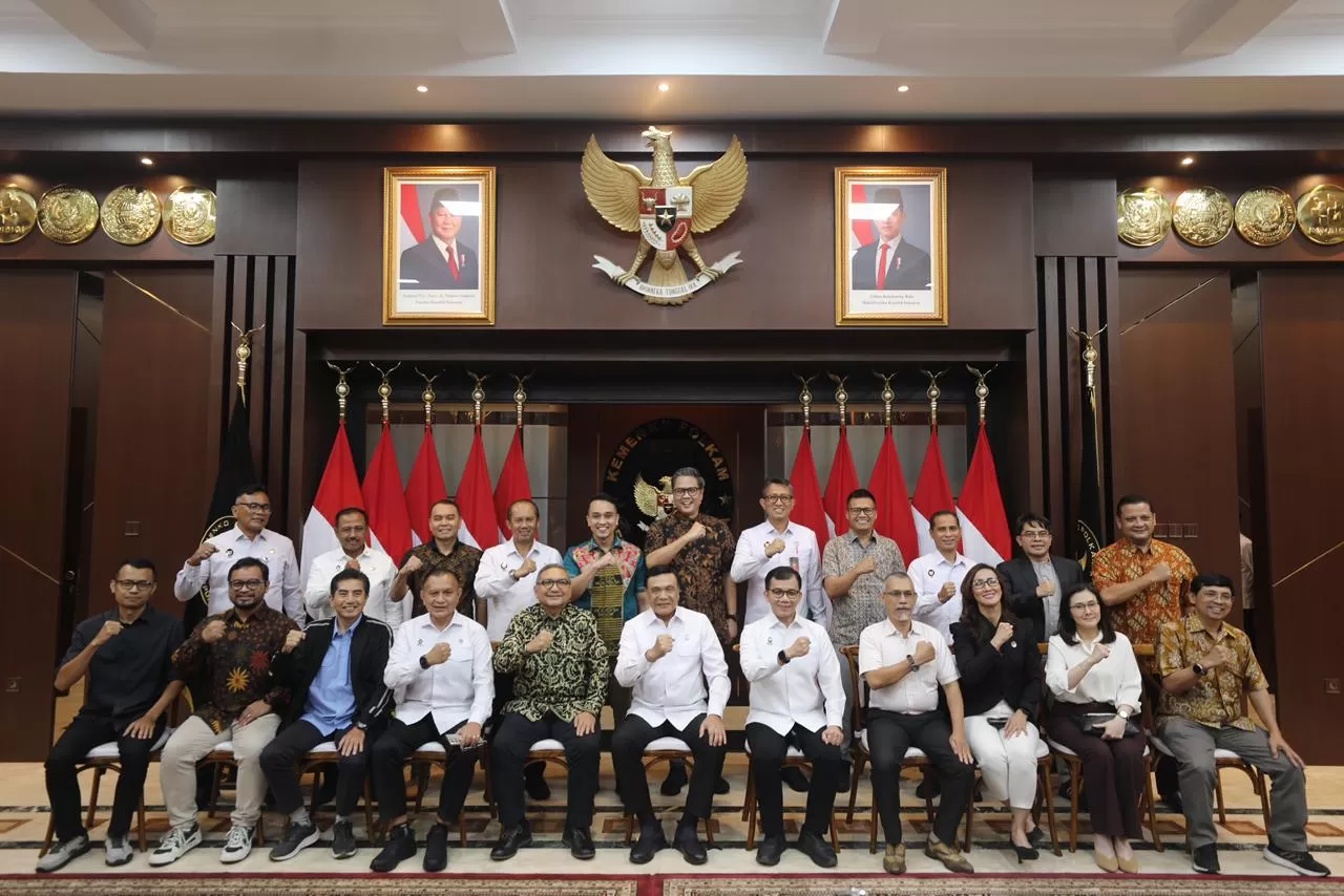 JAWA POS: Menko Polkam Djamari Chaniago berfoto bersama para pemred media massa nasional usai berdialog bersama di Kantor Kemenko Polkam, Jakpus, pada Rabu (4/2). (Kemenko Polkam)