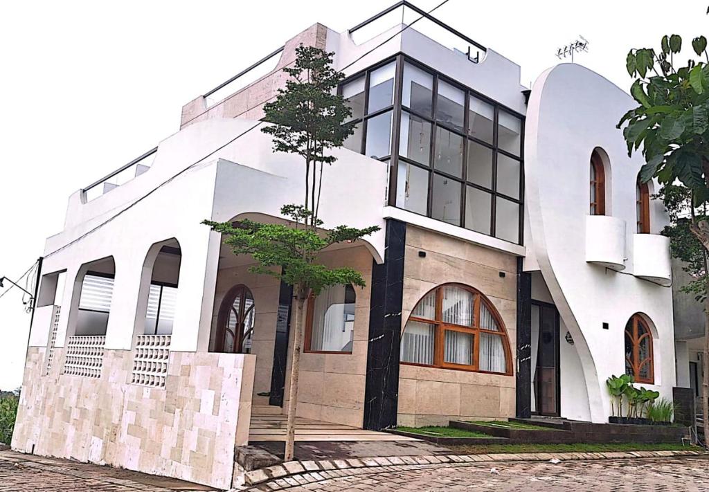 FASILITAS SULTAN: Villa Royal Alibaba merupakan villa dengan fasilitas megah yang memuaskan para penyewanya, terletak strategis di belakang BNS dan beberapa lokasi wisata lainnya. (booking.com)