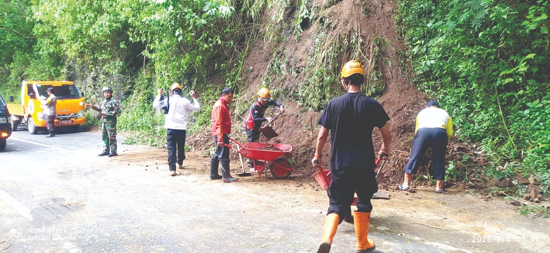 PROSES EVAKUASI: Tim BPBD Kota Batu dan relawan membersihkan material longsor di area Payung 3, Kelurahan Songgokerto, Kecamatan Batu kemarin (4/2).
