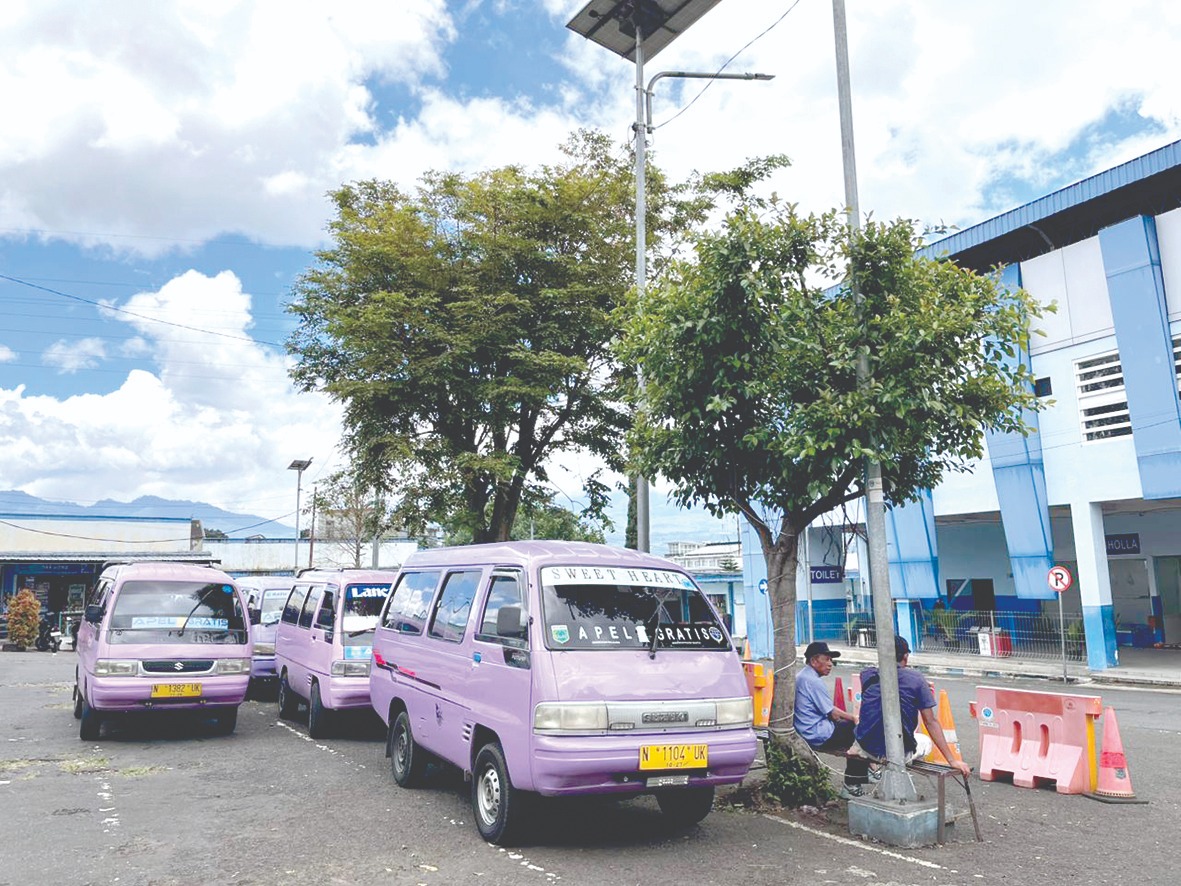 DISIAPKAN UNTUK MUJAHADAH KUBRO: Sejumlah armada angkutan tengah menunggu penumpang di Terminal Batu kemarin (4/1).