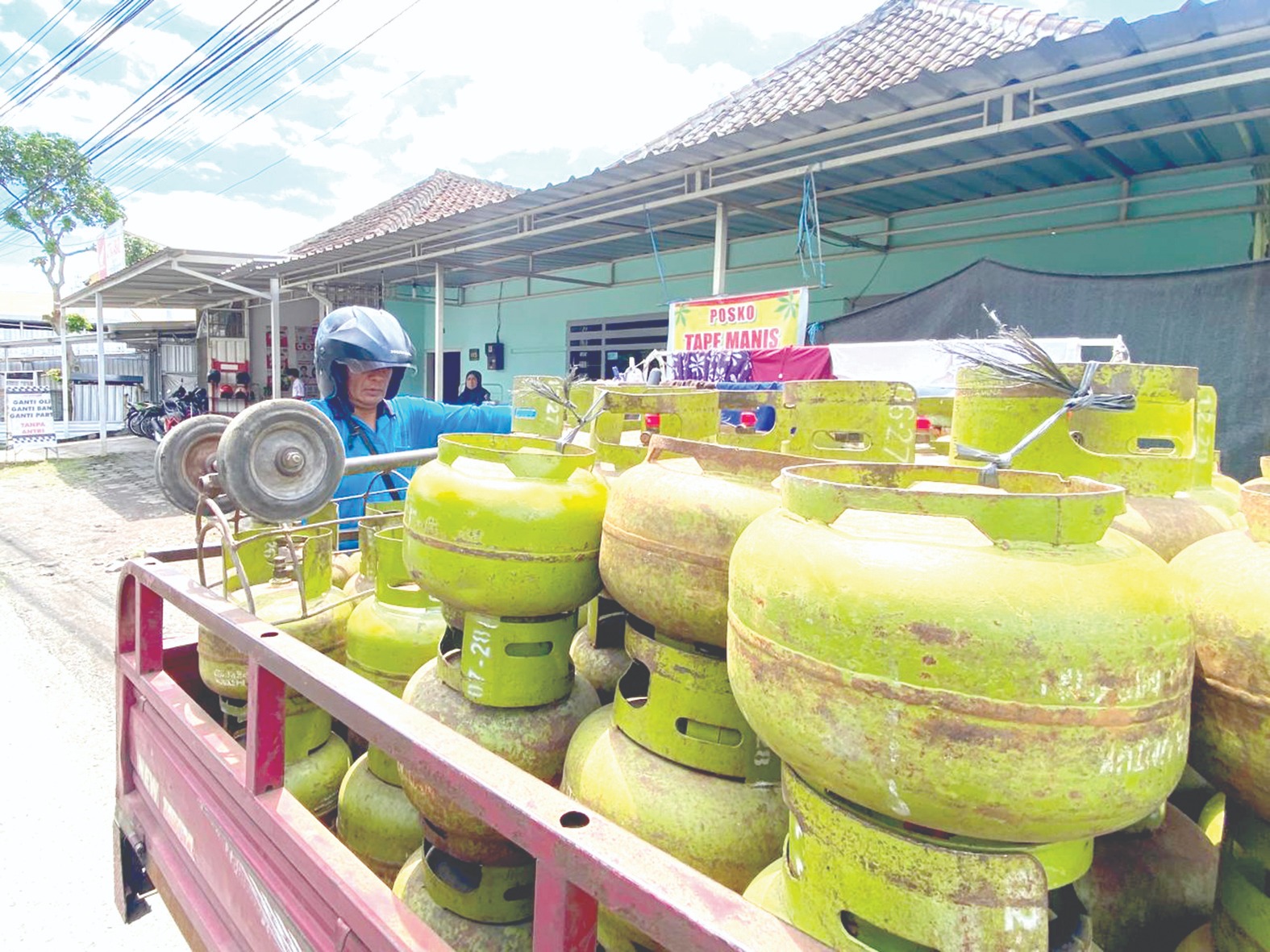 KUOTA MENURUN: Stok LPG 3kg di salah satu toko kelontong di Kecamatan Batu terpantau aman.