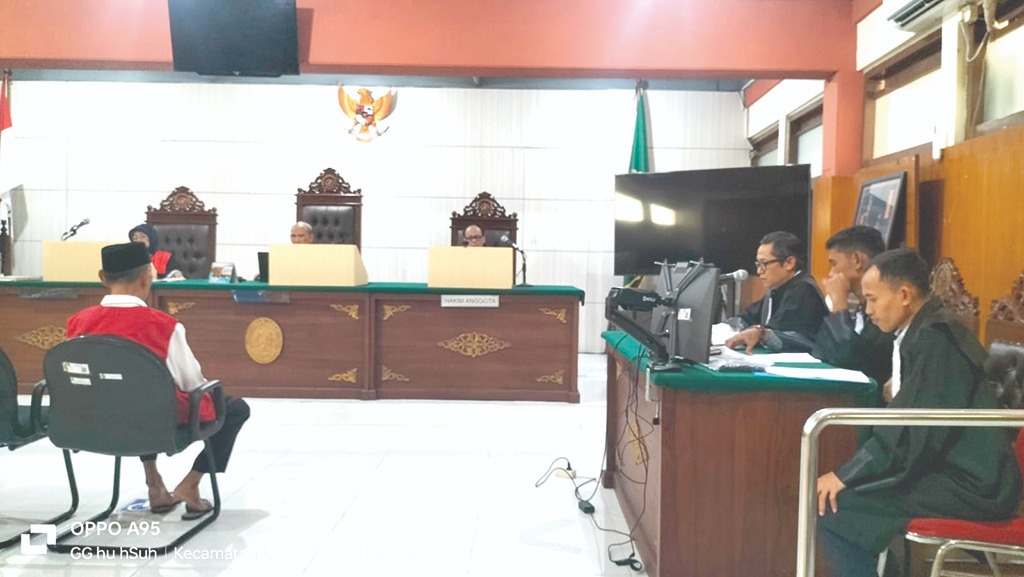 JALUR HUKUM: Terdakwa AMH menjalani sidang di Pengadilan Negeri (PN) Malang Kelas IA pada Senin (5/2) lalu.