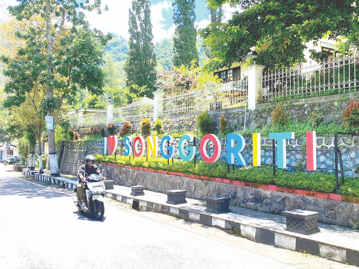 BUTUH KEPASTIAN: Ikon kawasan wisata Songgoriti yang dulunya menjadi jujugan wisatawan, kini sepi kunjungan.