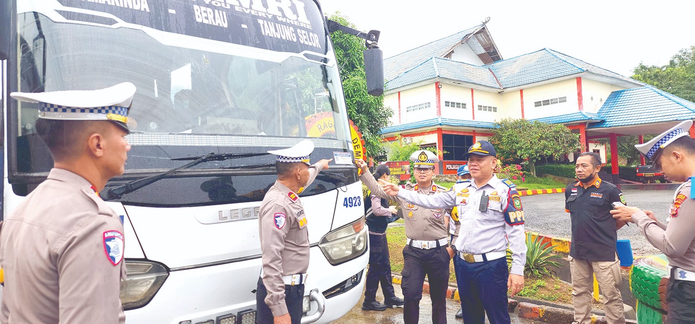 DIBERI PERINGATAN: Temuan ban tipis milik salah satu kendaraan bus di kawasan parkiran Jatim Park (JTP) 1 mendapatkan peringatan dari tim gabungan sidak ramp check kemarin (5/2).