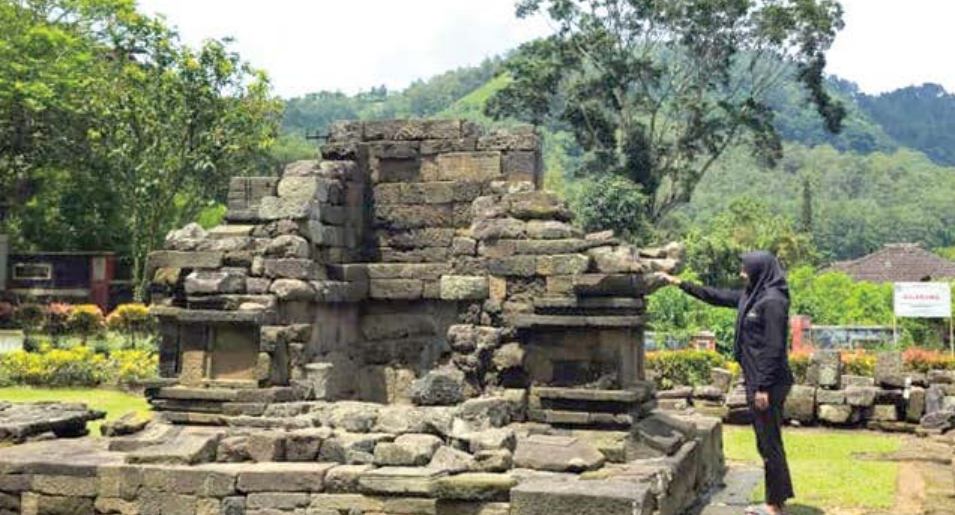 SAKRAL: Seorang pengunjung tampak mengamati Candi Songgoriti di kawasan wisata Dusun Songgoriti, Kelurahan Songgokerto, Kecamatan Batu kemarin (6/2).