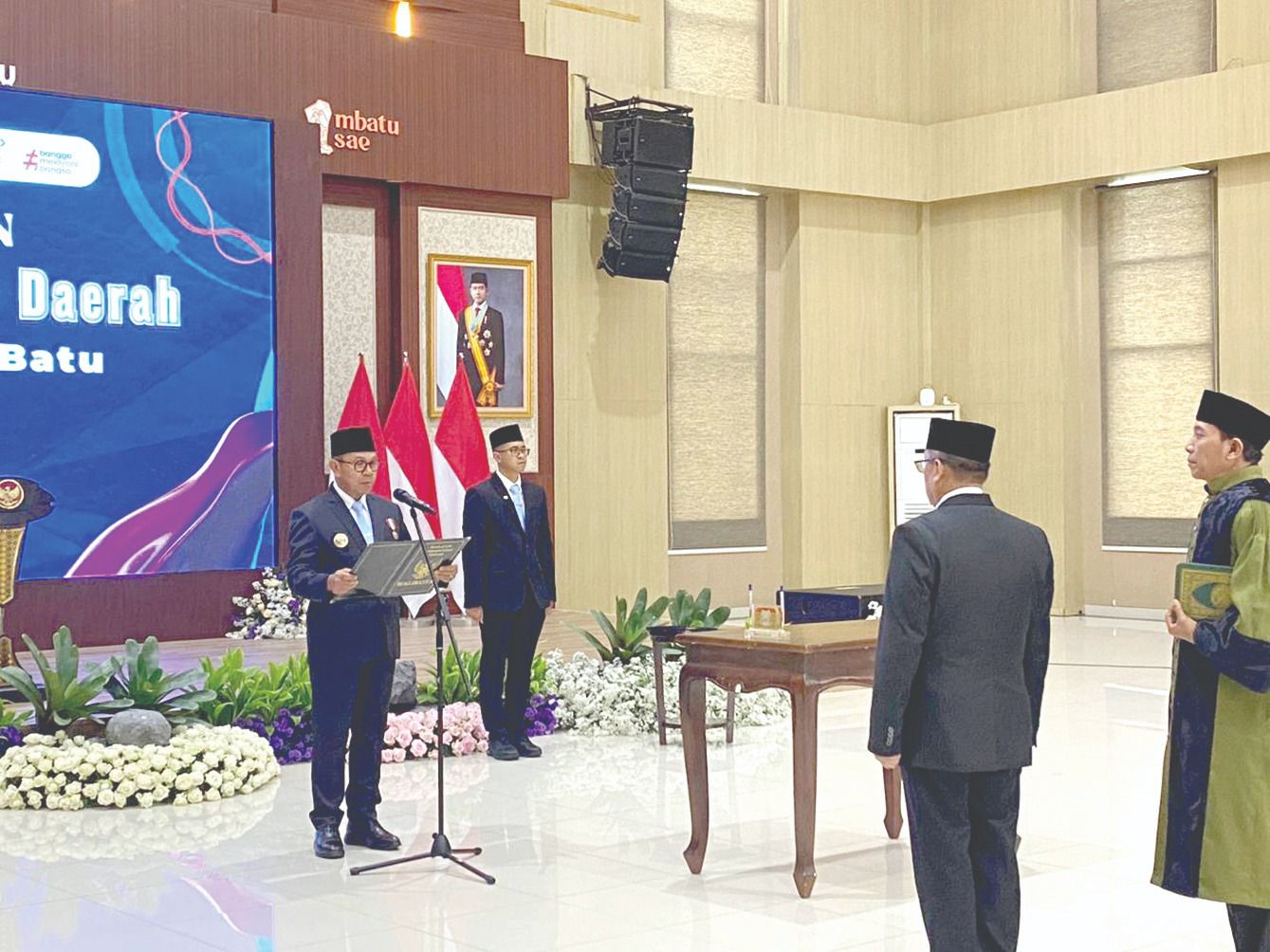 RESMI DILANTIK: Wali Kota Batu Nurochman memberikan selamat kepada Pj Sekda Kota Batu Eko Suhartono usai pelantikan di Gedung Graha Pancasila kemasin (6/2).