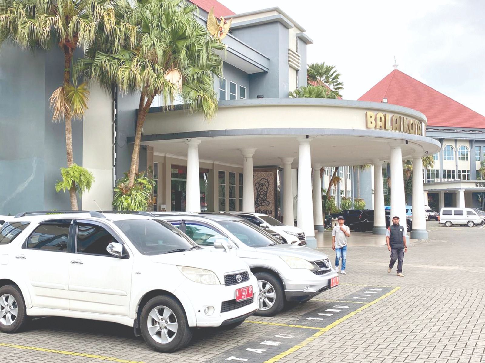 FASILITAS KHUSUS: Sejumlah mobil dinas terparkir di halaman Balai Kota Among Tani Batu kemarin (6/2).