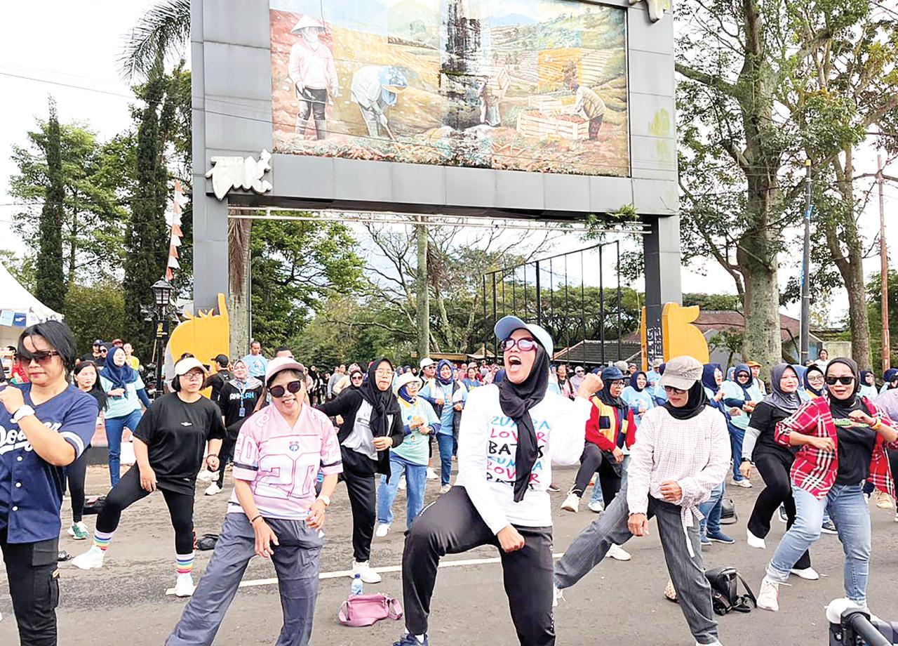 ANTUSIAS: Peserta zumba dalam rangka Festival Mantap Indonesia tampak energik menggerakkan tubuhnya di Car Free Day MBatu Sae kemarin (8/2).