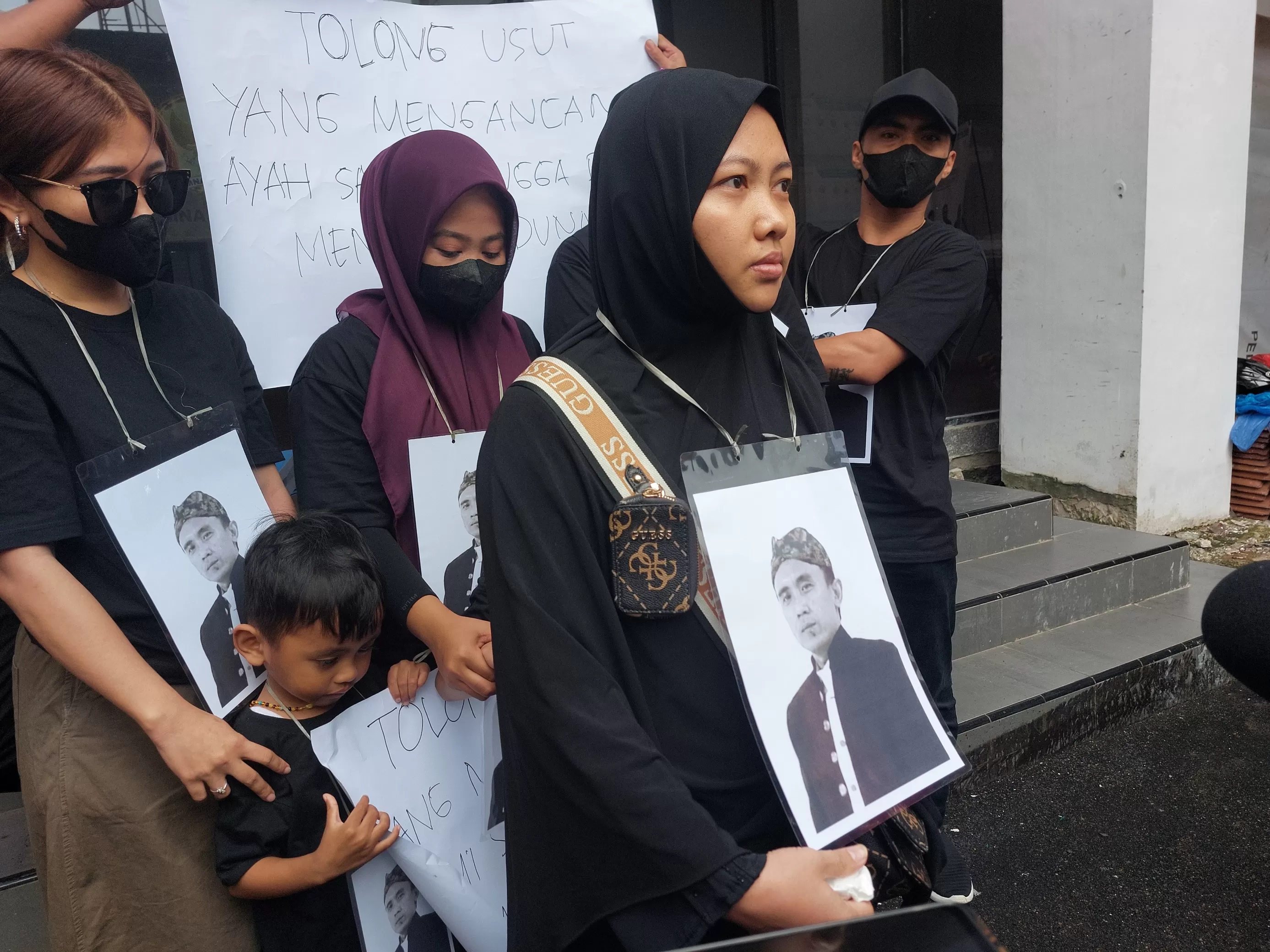 Dyah Ayu Pregawati, istri almarhum Novia Catur Iswanto, mendatangi kantor Komnas HAM RI pada Senin (9/2)