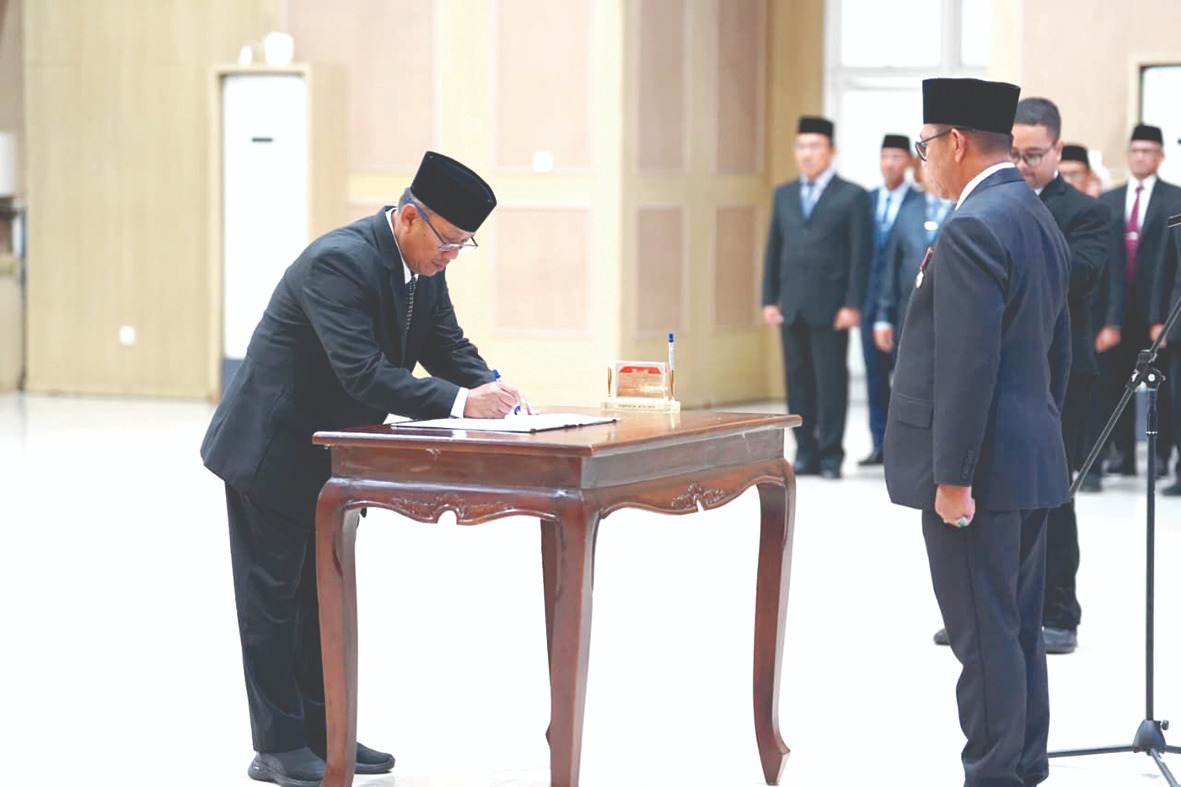 TUGAS KHUSUS: Pj Sekda Kota Batu Eko Suhartono menandatangani berita acara pelantikan di Gedung Graha Pancasila Balai Kota Among Tani Batu 6 Februari lalu.  