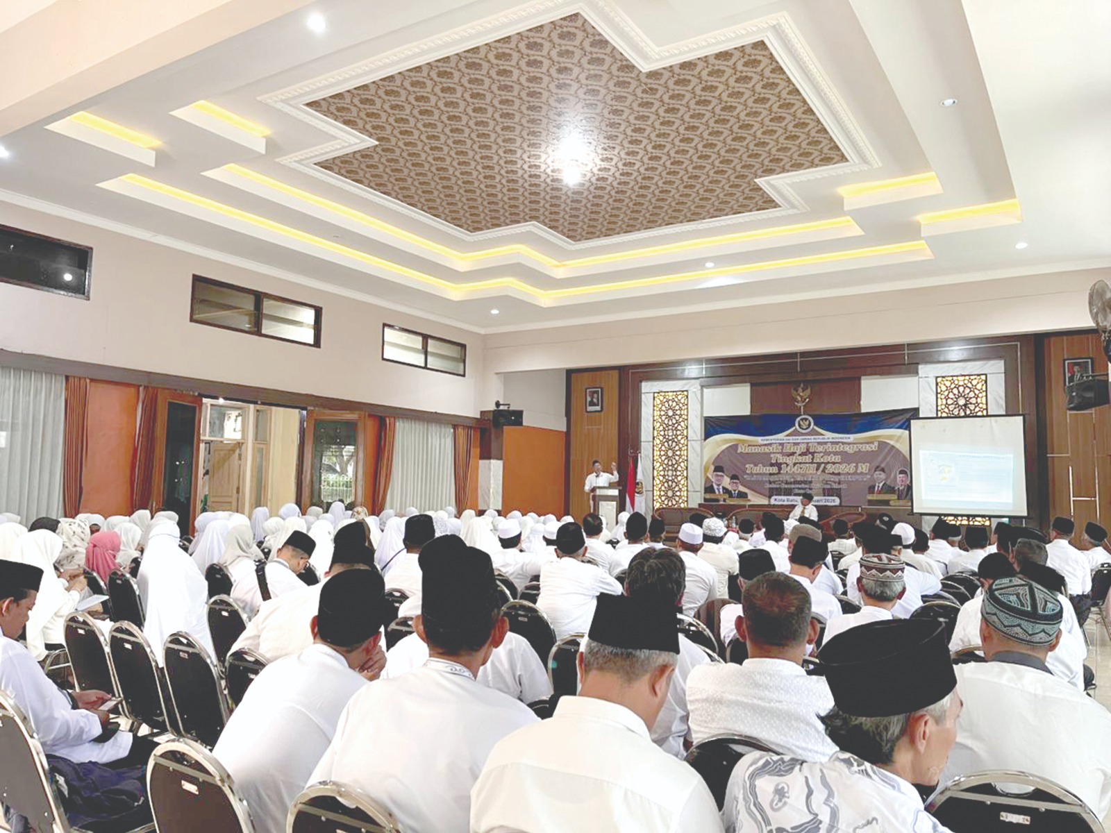SAKSAMA: Para Calon Jemaah Haji (CJH) Kota Batu menyimak pemaparan materi dalam manasik haji terintegrasi tingkat kota di Aula Al-Ikhlas kemarin Kelurahan Sisir, Kecamatan Batu kemarin (9/2).