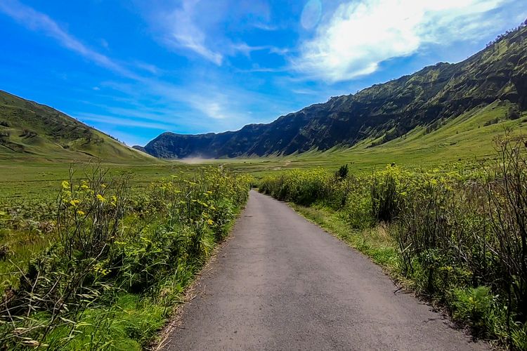 KEPINGAN SURGA: Pemandangan di jalanan savana Gunung Bromo yanag sangat indah dan tampak unreal bagi para wisatawan. (Sumber: travel.kompas.com)
