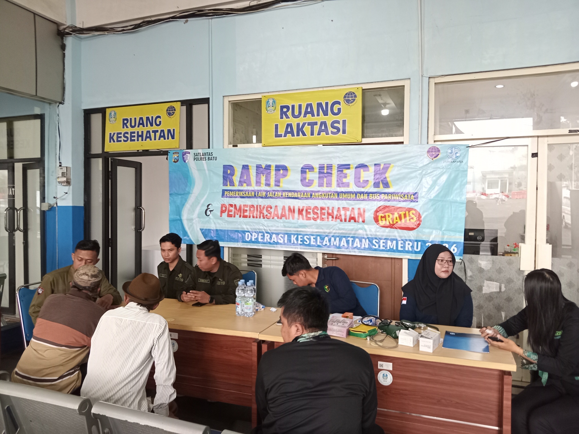 JAMIN KESEHATAN: Ramp Check Kota Batu menyediakan pelayanan kesehatan sebagai kegiatan pendamping, guna menjamin kesehatan para sopir dan penumpang. (SATYA EKA)