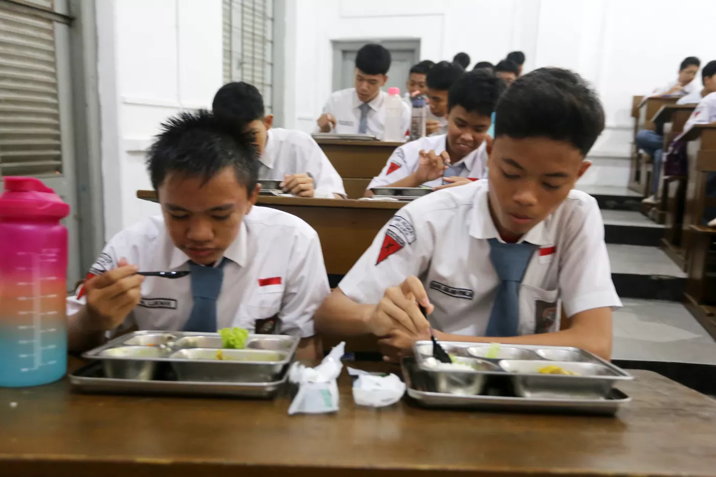 Sumber: JawaPos Siswa saat menyantap Makan Bergizi Gratis (MBG) di SMK Negeri 1 Jakarta, Kamis (8/1/2026).