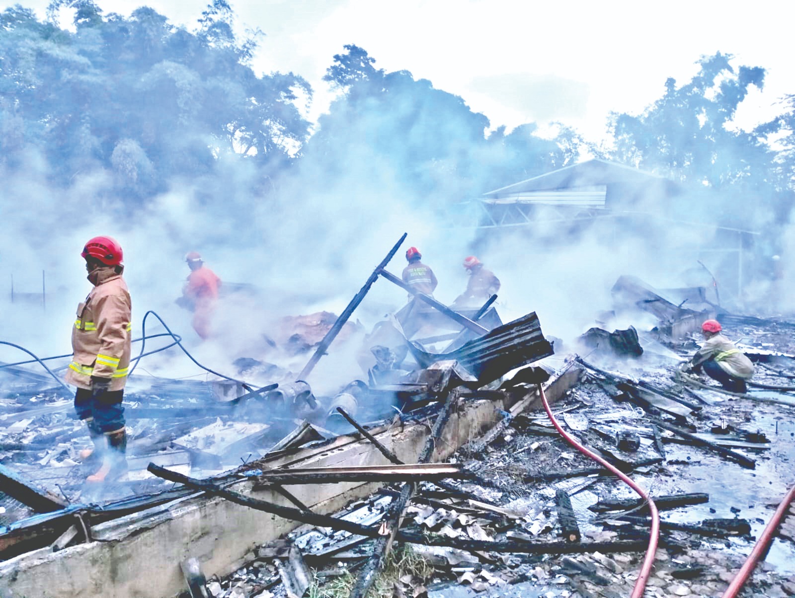 HANGUS TERBAKAR: Tim Damkarmat Kota Batu melakukan proses pemadaman kadang ayam di Desa Oro-oro Ombo, Kecamatan Batu, pecah kemarin pagi (10/2).
