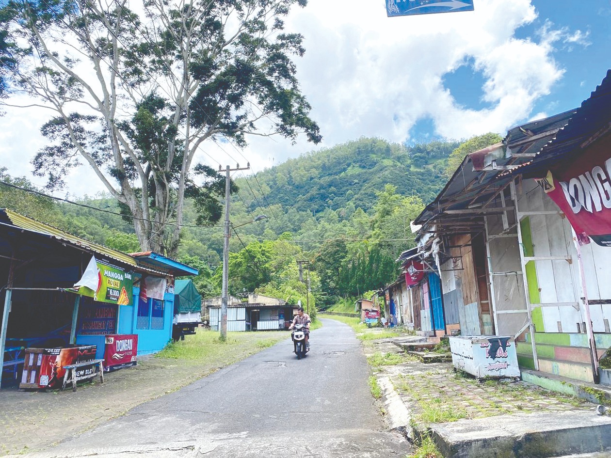 TUNGGU REVITALISASI: Kawasan Pasar Songgoriti tampak sepi kunjungan beberapa waktu lalu.