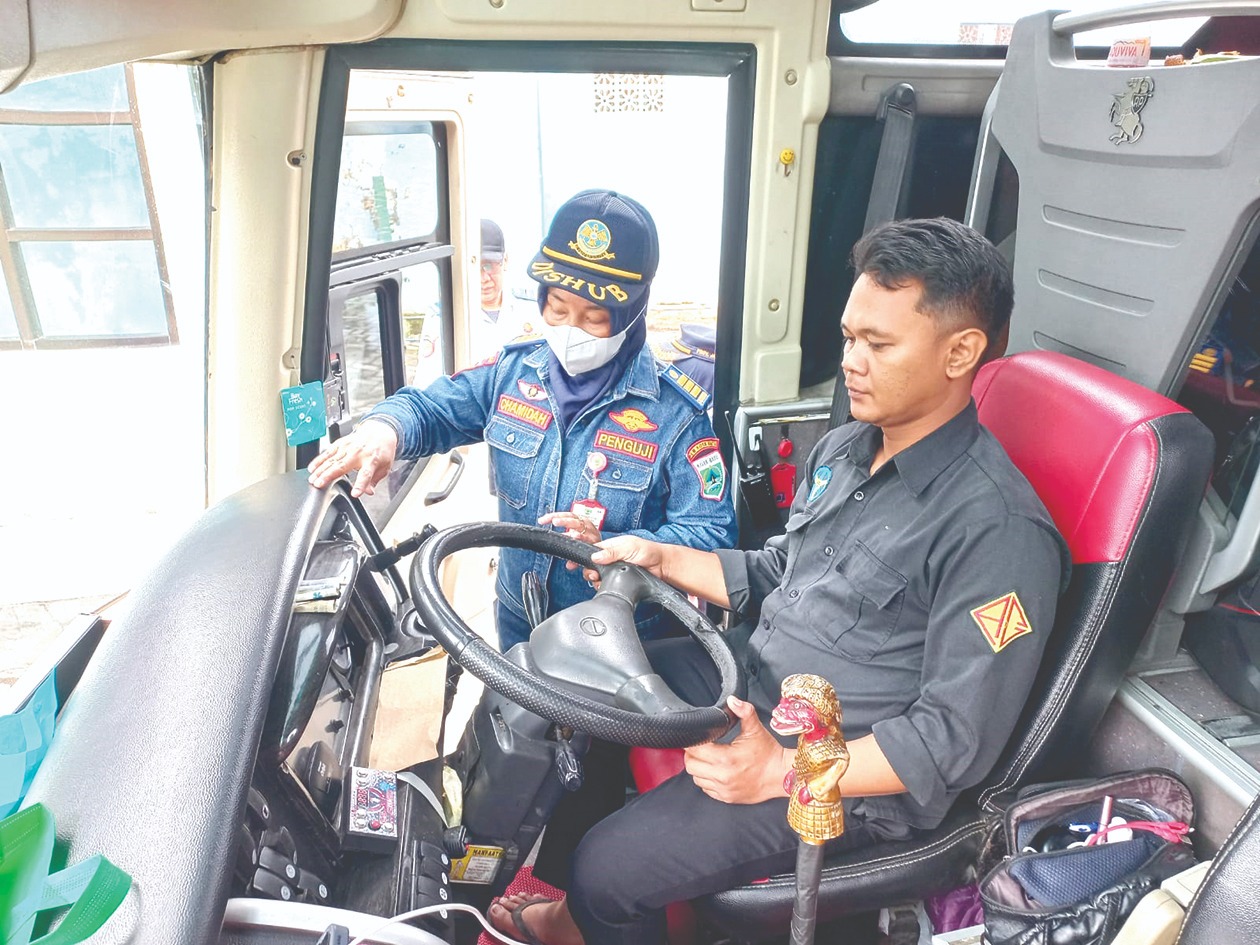 DICEK: Petugas mengecek kelaikan kendaraaan secara teknis dan administratif di Terminal Batu kemarin (10/2).