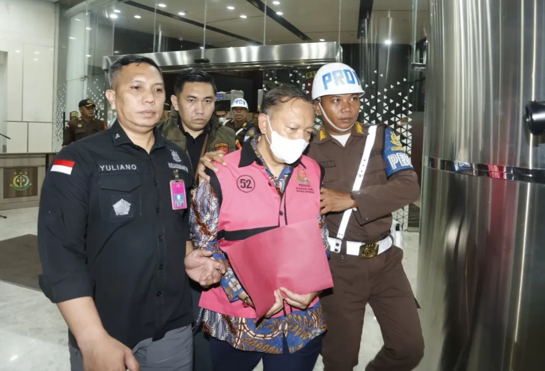 Sumber: JawaPos R. Fadjar Donny Tjahjadi pejabat senior di Direktorat Jenderal Bea dan Cukai (DJBC) yang aktif menjabat hingga 2025.