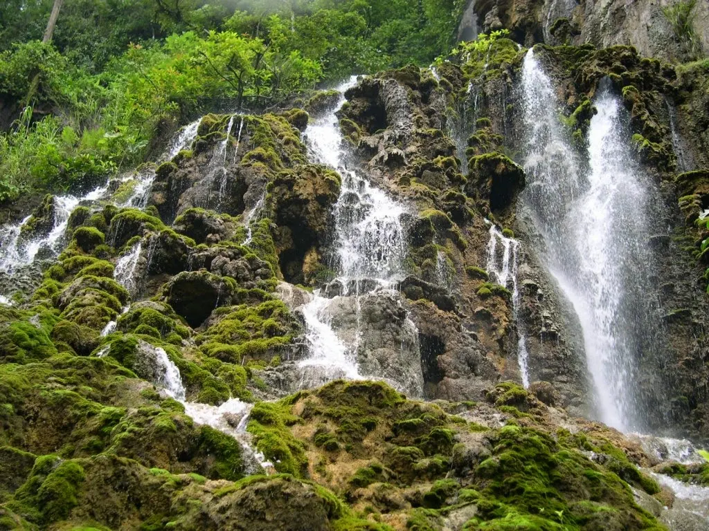 PESONA SURGA: Goa Tetes atau Coban Tetes memadukan pemandangan antara goa dan ait terjun. (Google Maps)